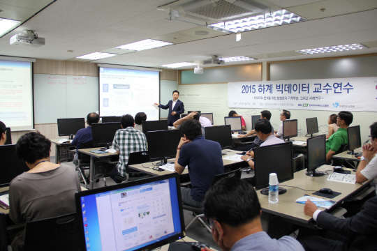 27일 서울 종로 한국DB진흥원에서 진행된 '빅데이터 교수연수' 행사에 참여한 교수들이 수업에 열중하고 있다. 사진제공=한국DB진흥원.